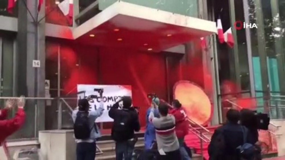 Sarı Yelekliler’den “boyalı” protesto