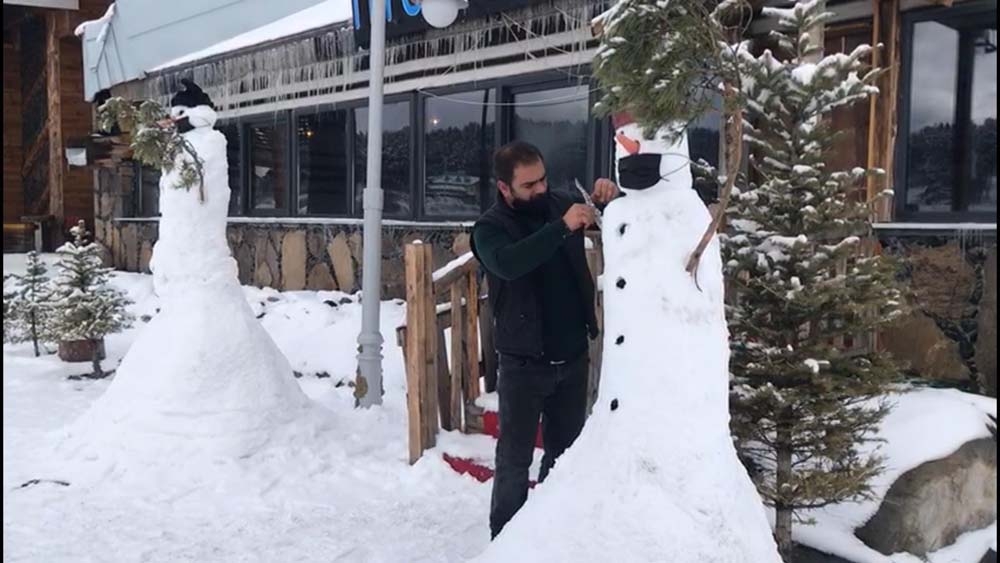 Sarıkamış’ta kardan adamalar maske takmayı unutmadı