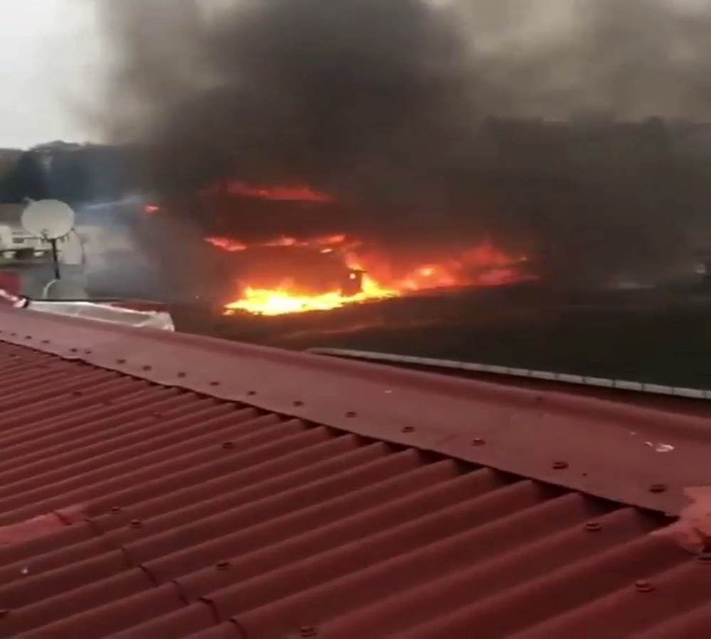 Sarıyer’de binanın çatısı alev alev yandı