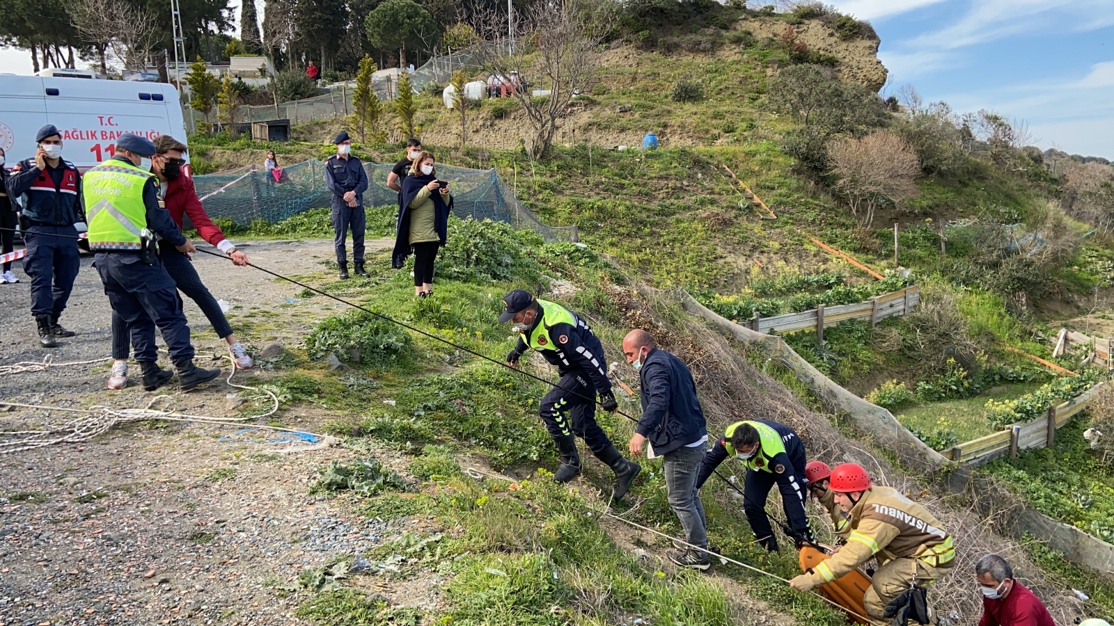 Sarıyer’de dönüş yapan genç sürücü kayalıklardan aşağı uçtu
