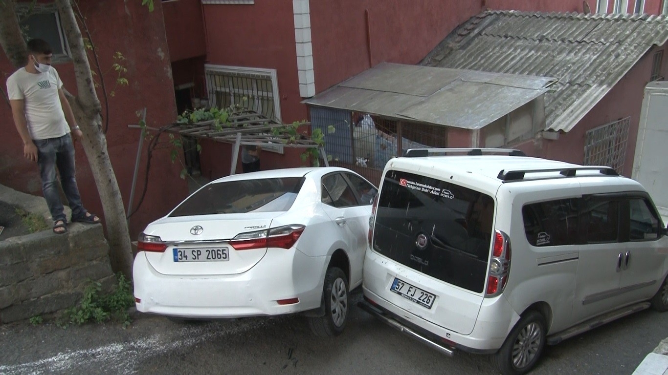 Sarıyer’de freni boşalan otomobil evin bahçesine daldı