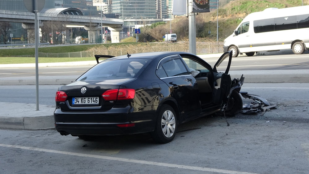 Sarıyer’de kontrolden çıkan araç trafiği birbirine kattı