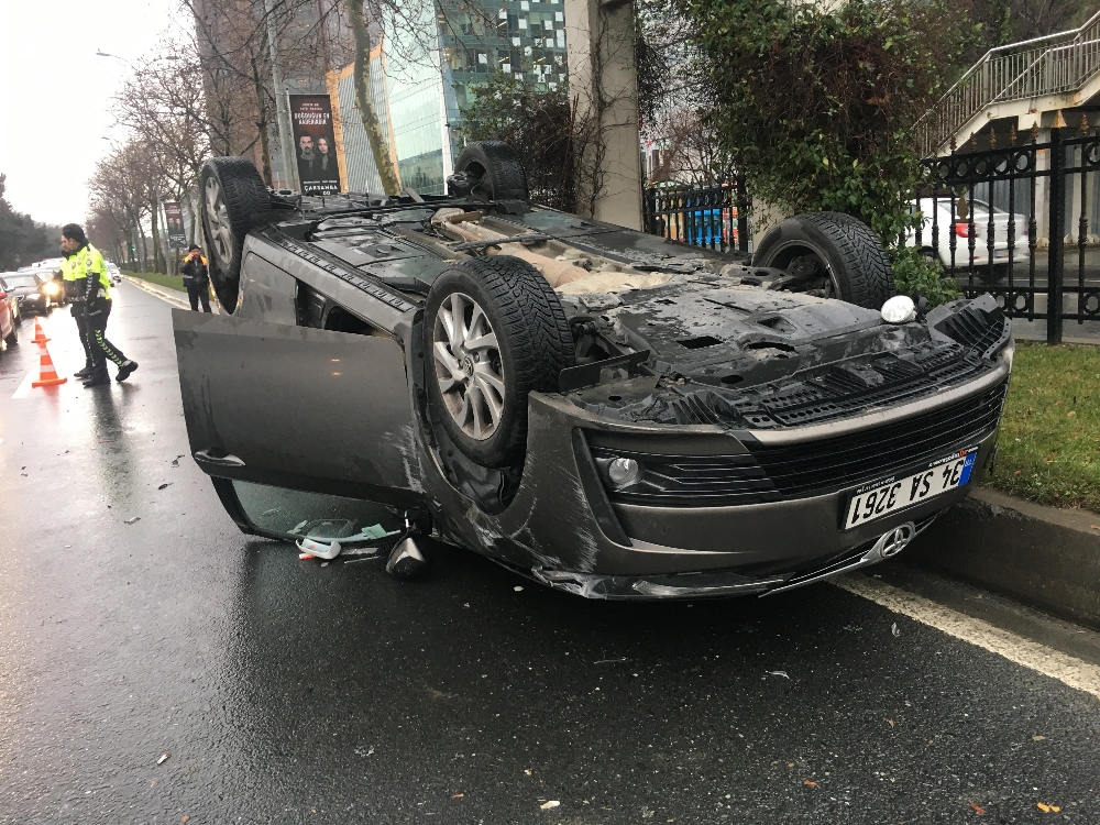 Sarıyerde Otomobil Takla Attı, Cadde Trafiğe Kapatıldı