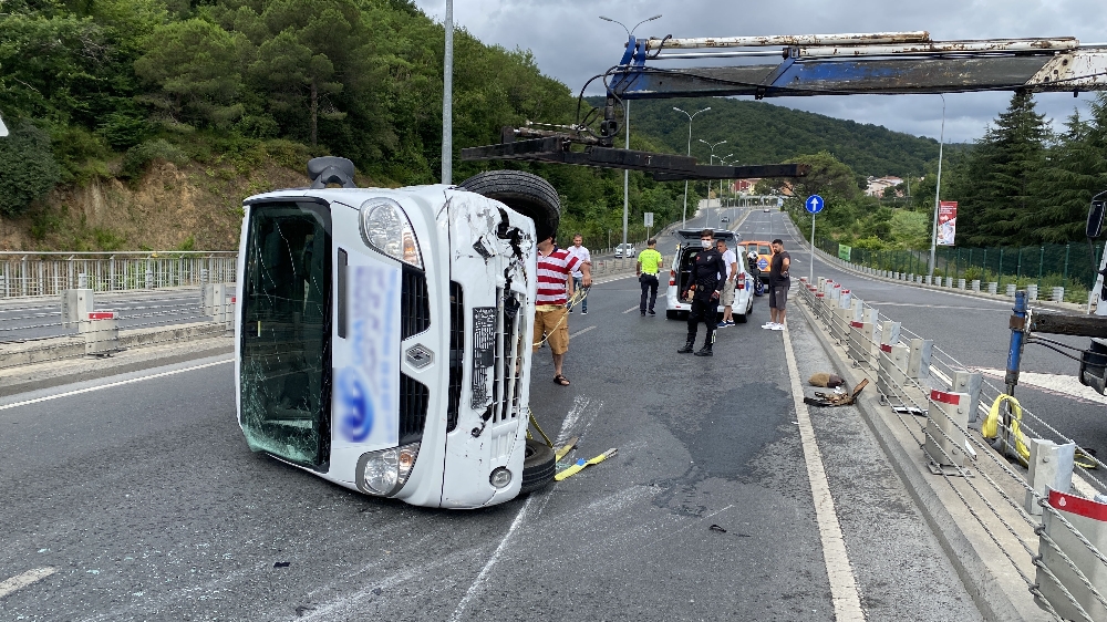 Sarıyer’de panelvan araç devrildi: 3 yaralı