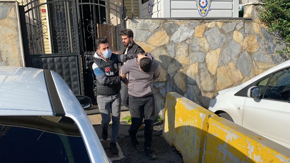 Sarıyer’de polis üniformalı dolandırıcı yakalandı
