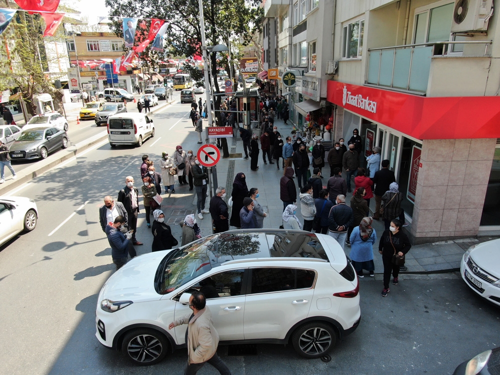 Sarıyer’de vatandaşlar sosyal mesafeyi hiçe saydı