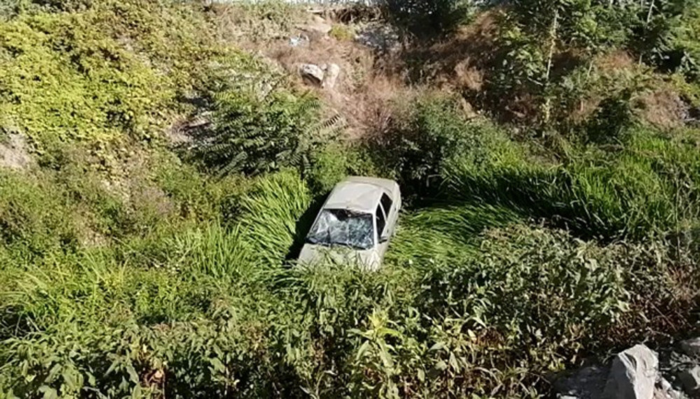 Sarıyer’de virajı alamayan sürücü, aracıyla dere yatağına uçtu