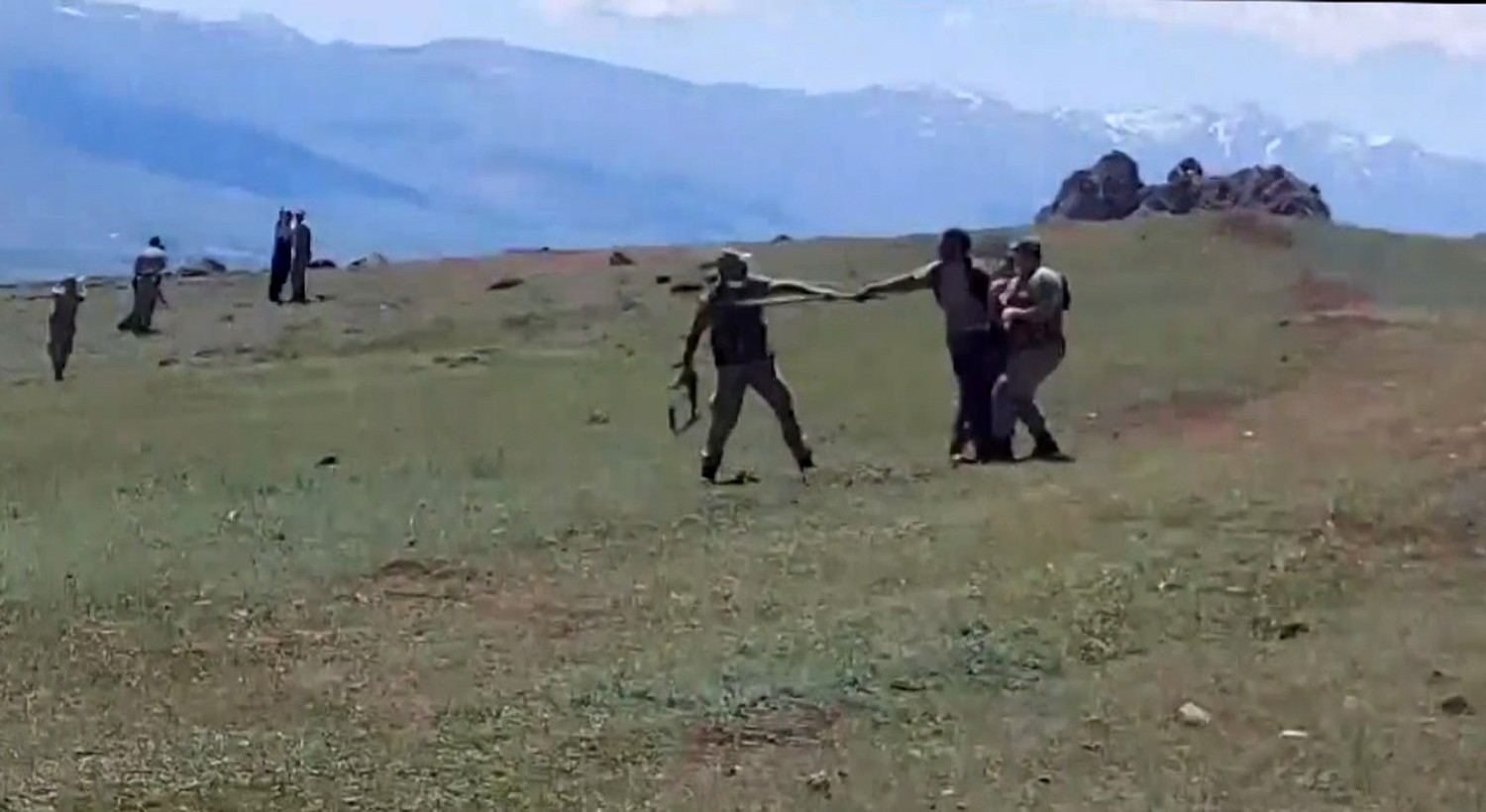 Savaşa gider gibi at sırtında sopalarla kavgaya koştular