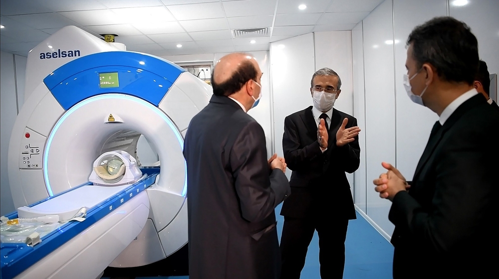 Savunma Sanayii Başkanı İsmail Demir, prototipi geliştirilen ilk yerli MR cihazını inceledi