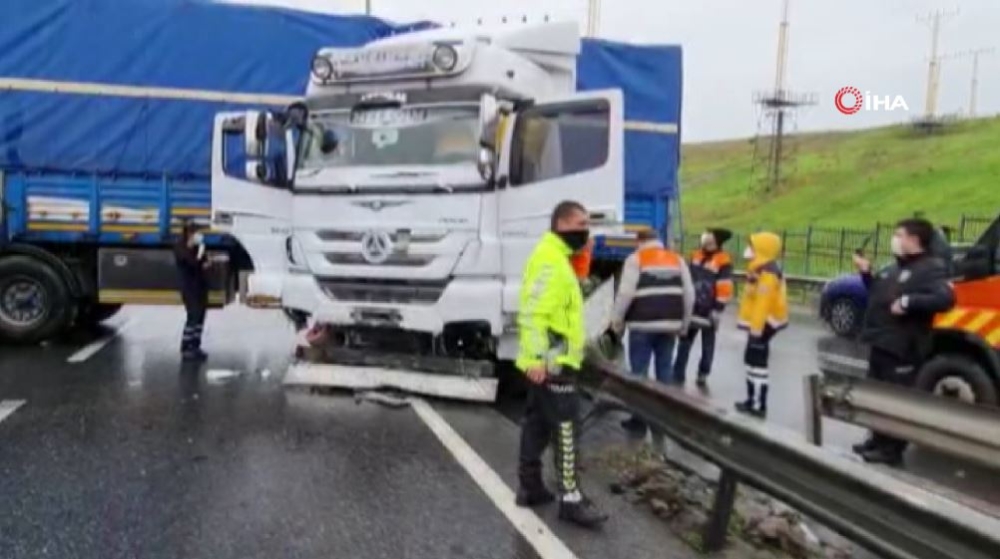 Sefaköy E-5 karayolu üzerinde direksiyon hakimiyetini kaybeden tır, metrobüs bariyerlerine daldı
