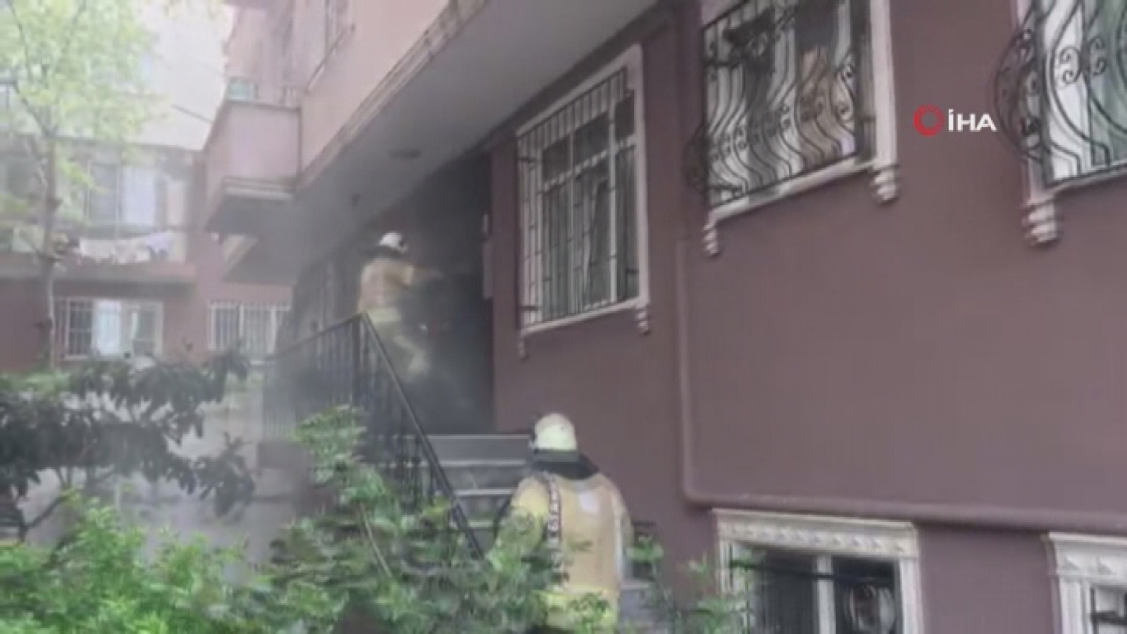 Sefaköy Yeni Mahalle’de 5 katlı binanın 2’inci katında yangın çıktı