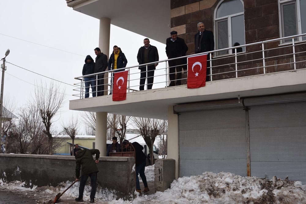 Şehidin haberi ailesine ulaştı, köyü Türk bayrakları ile donatıldı