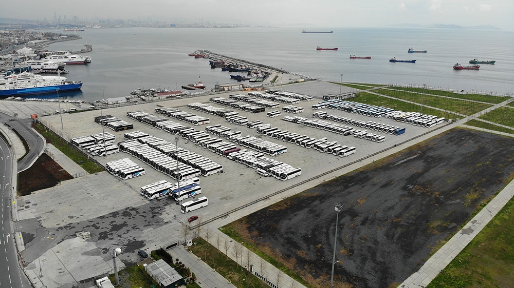 Şehirler arası hatlardan çekilen yüzlerce otobüs Yenikapı meydanını doldurdu