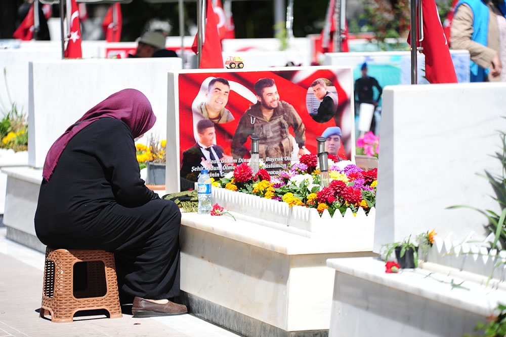Şehit aileleri bayramın ilk gününde şehitlikleri ziyaret etti