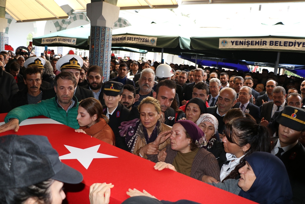 Şehit annesi, evladını asker selamı ile uğurladı