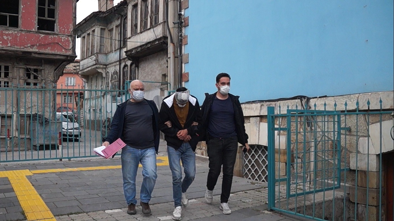 Şehit annesini dolandırmak isteyen şüpheliyi torunu ve oğlu yakaladı