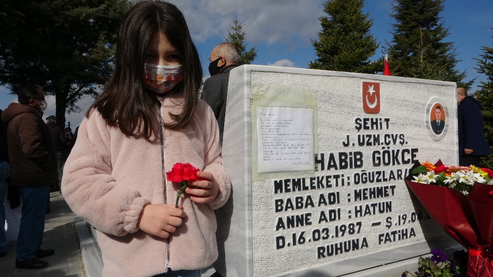 Şehit babasının mezarına astığı mektup yürek burktu