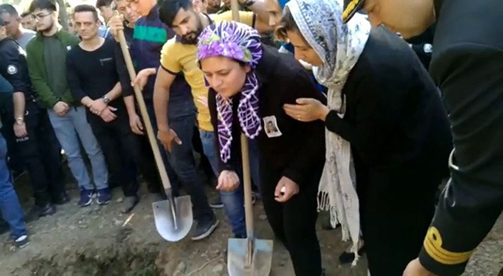 Şehit Eşinin Mezarından Bir Avuç Toprak Aldı