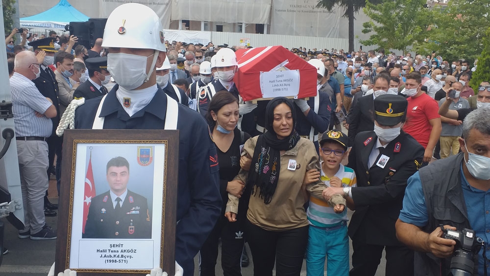 Şehit eşinin üniforması ile törene katıldı