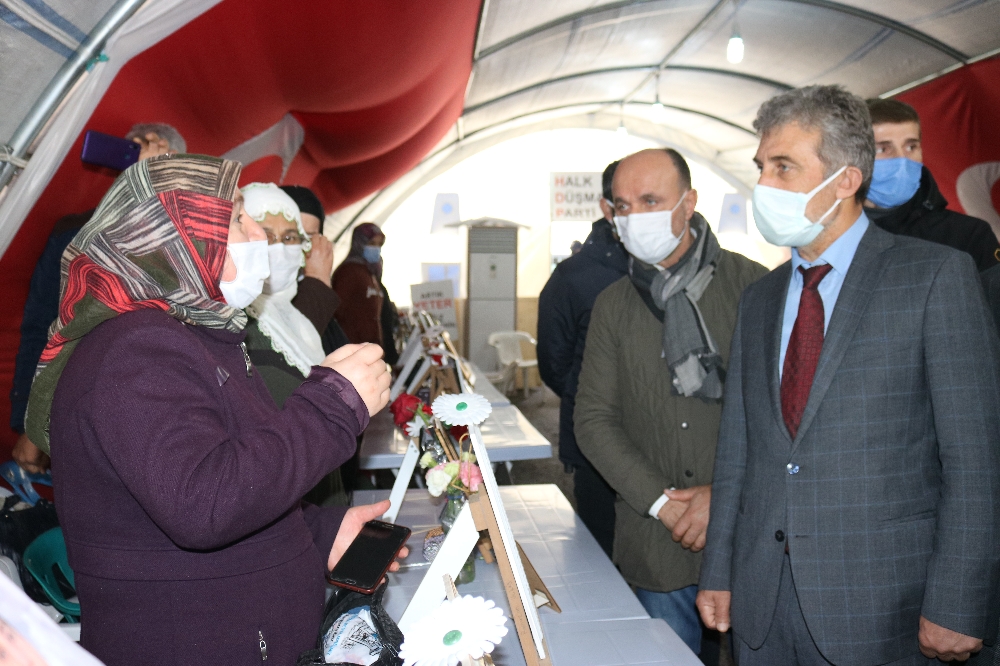 Şehit Kaymakam Safitürk’ün ailesinden evlat nöbetindeki ailelere destek ziyareti