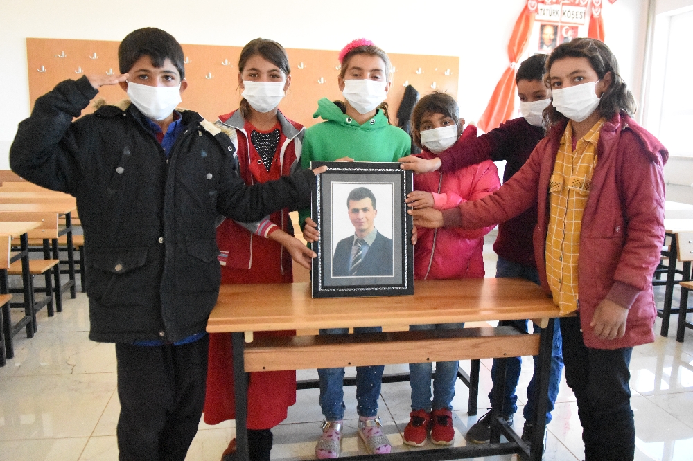 Şehit Necmettin öğretmenin okulunda sevinç ve hüzün bir arada yaşandı