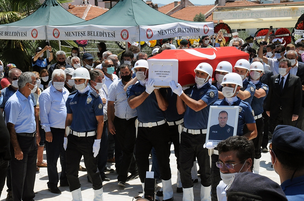 Şehit polis toprağa verildi