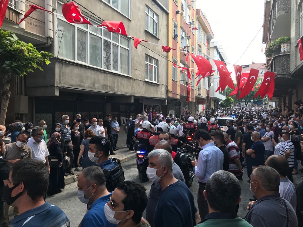 Şehit polisin naaşı helallik için evine getirildi