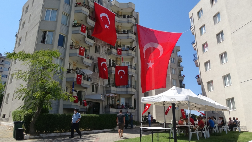 Şehit Uzman Çavuş Kıran’ın evinin önünde taziye çadırı kuruldu