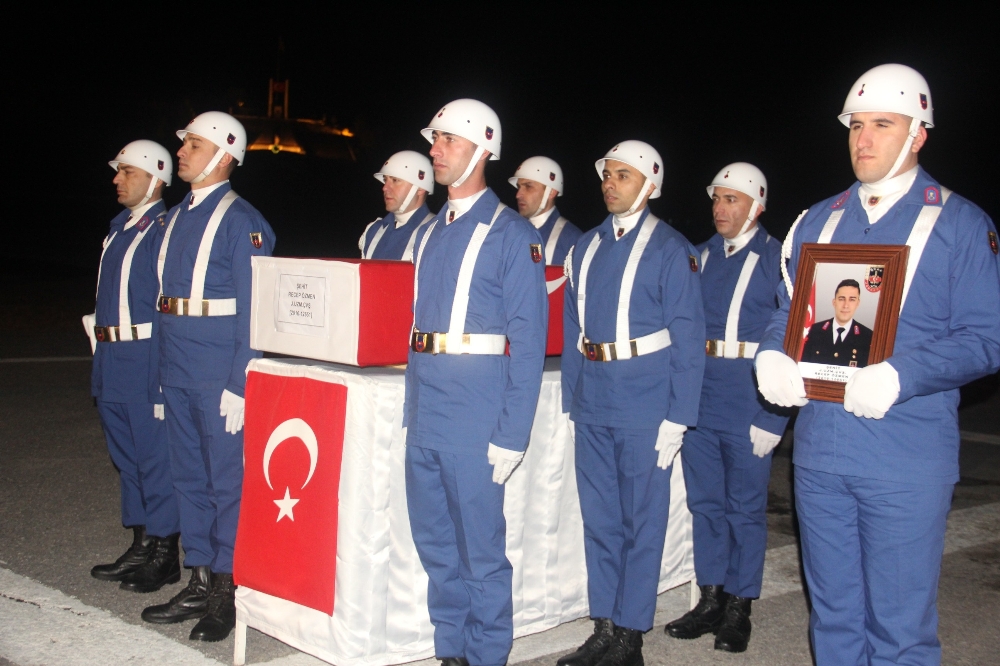 Şehit Uzman Çavuş Recep Özmenin Naaşı Memleketine Gönderildi