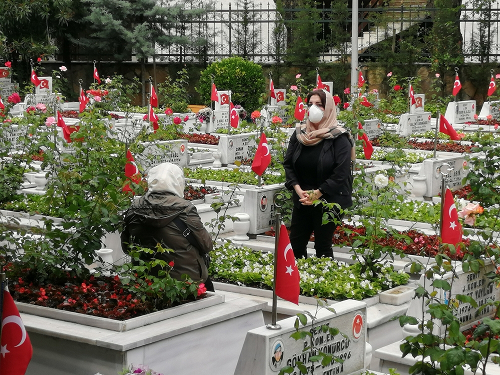 Şehit yakınları bayram öncesinde özel izinle şehitlikleri ziyaret etti