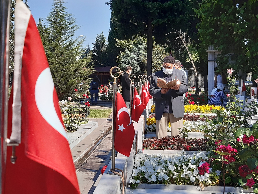 Şehitlikte buruk bayram