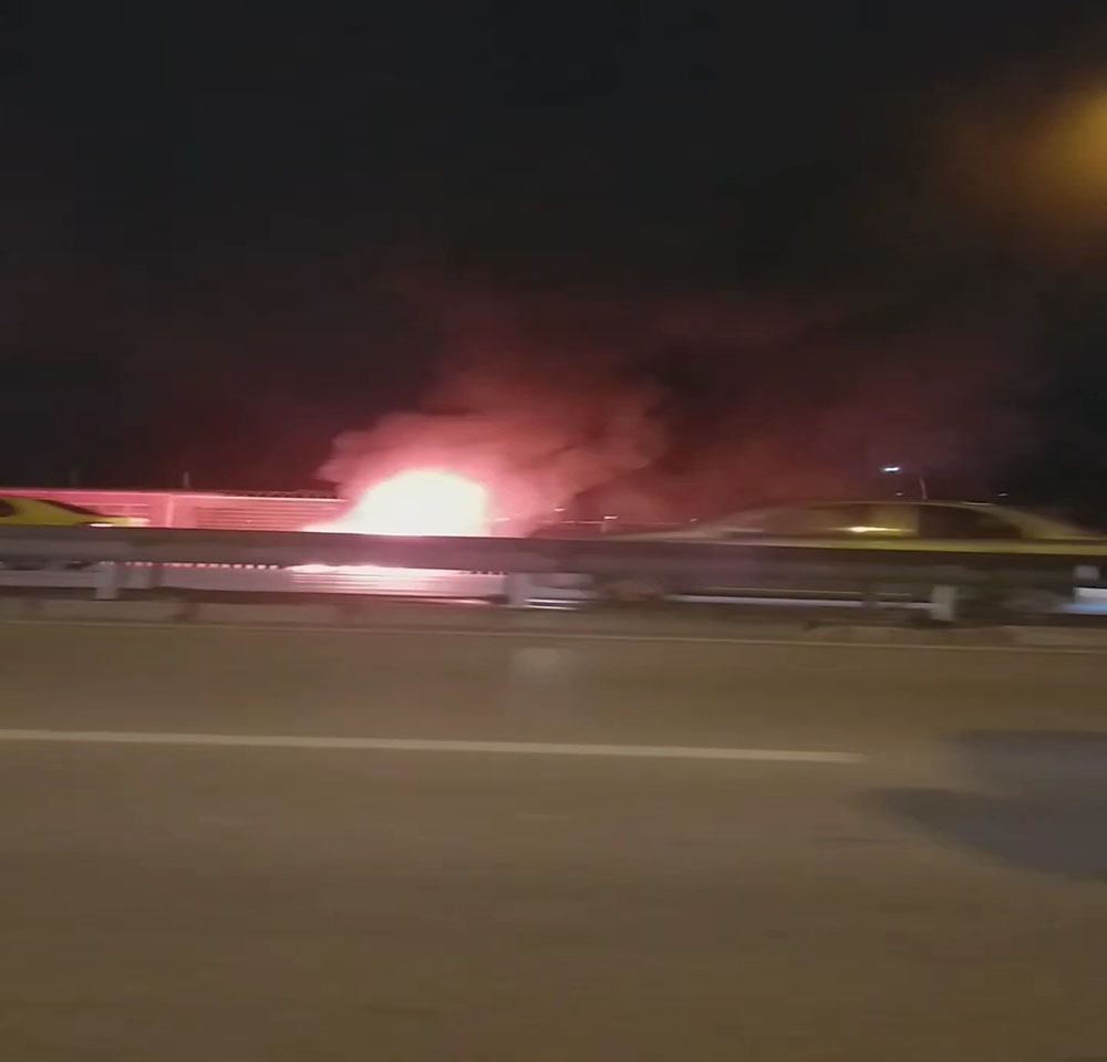 Şehrin en işlek caddesinde motorunu ateşe verip gitti