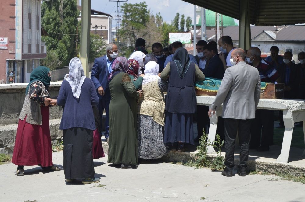 Sel felaketinde boğulan çocuk toprağa verildi