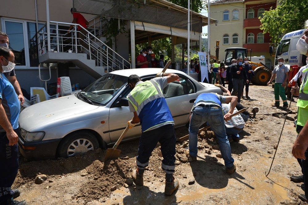 Sel gitti geriye enkazı aldı