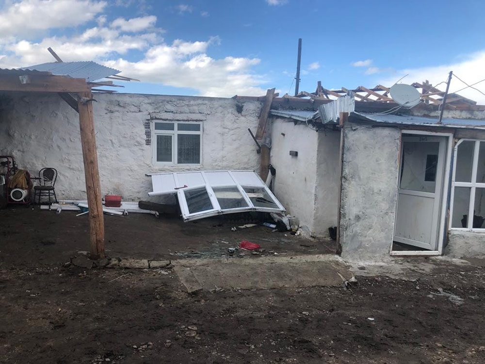 Sel, hortum Ardahan’da hayatı felç etti