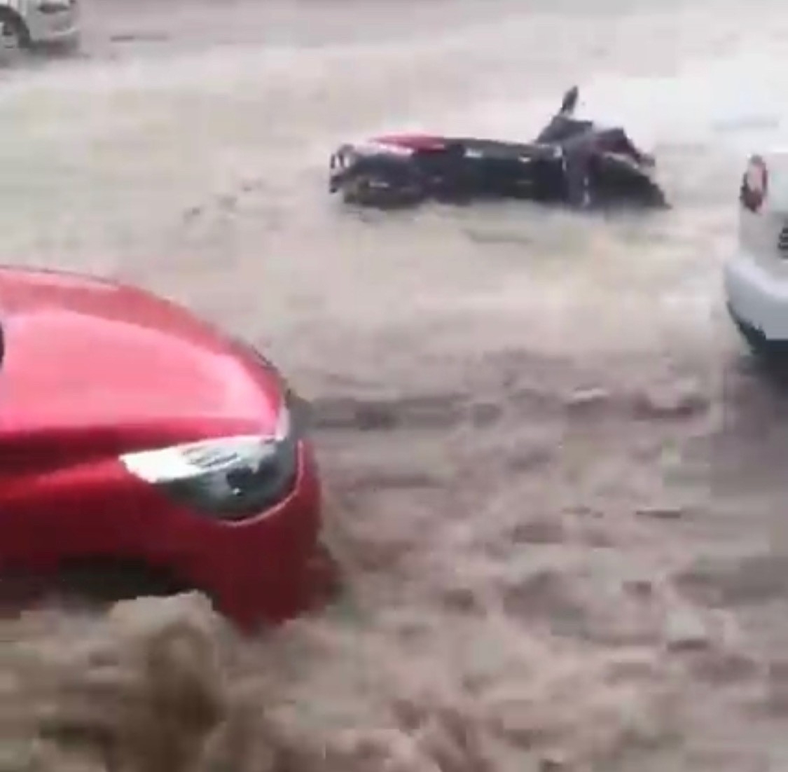 Sel suları motosikleti sürükledi, kanallar taştı