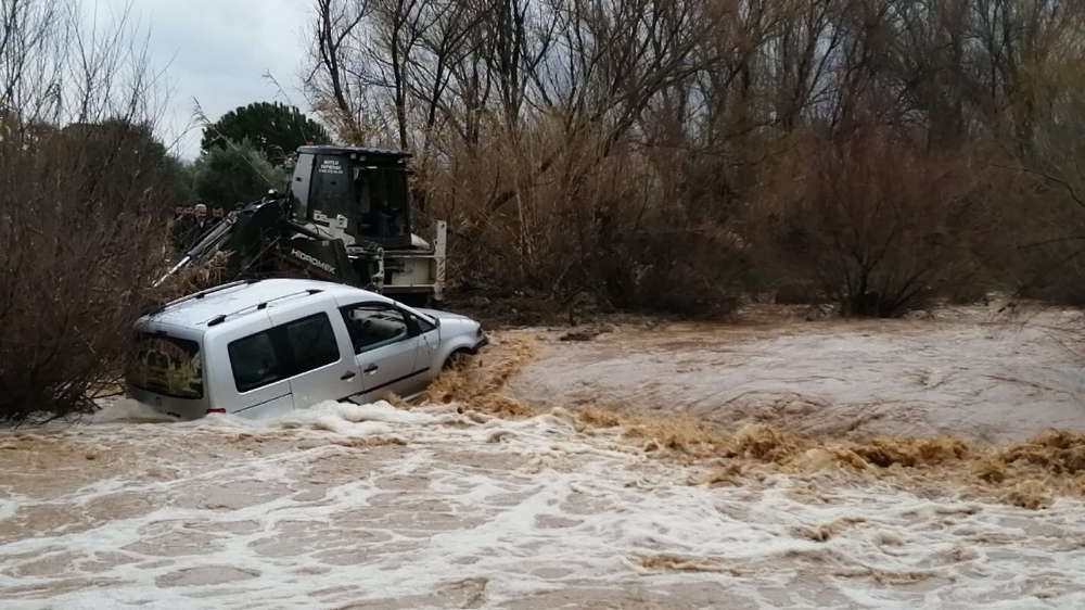 Sel sularına kapılan araç dereye sürüklendi