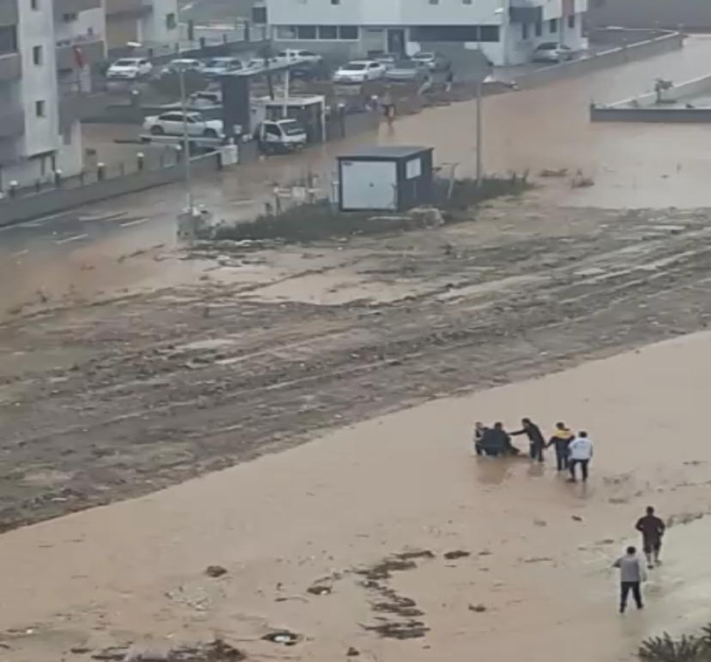 Sel Sularına Kapılan Çocuğu Vatandaşlar Kurtardı