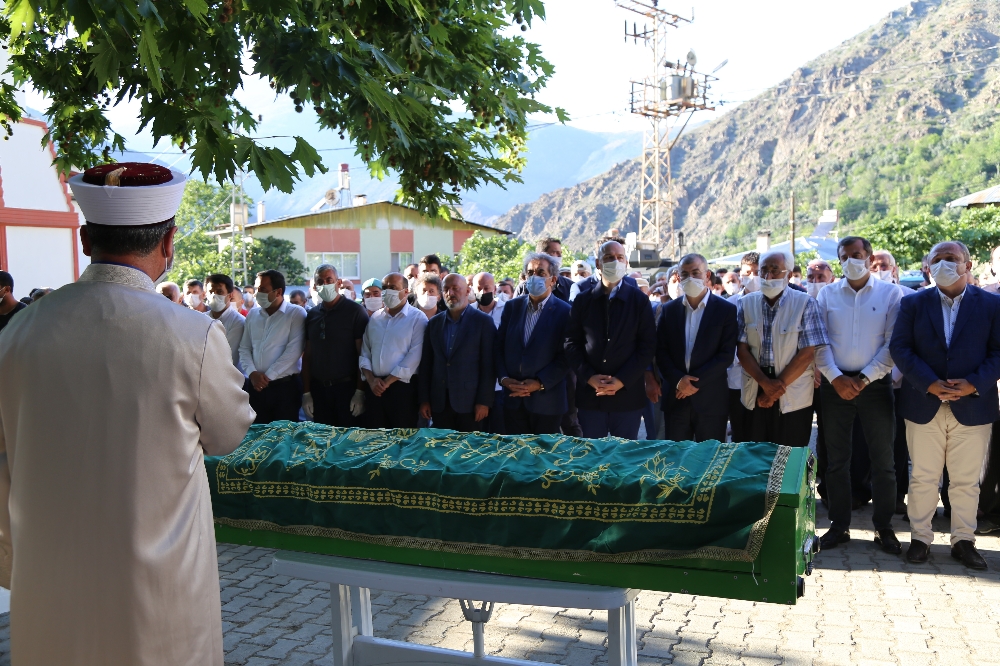 Sel sularına kapılarak ölen anne, baba ve oğul toprağa verildi