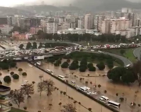 Sel sularına teslim olan kavşak hiç sel yaşanmamış gibi