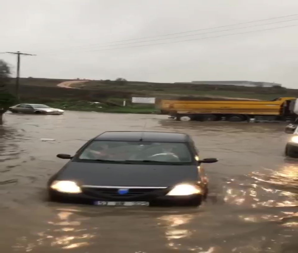Sel suyuna kapılan araçlar böyle sürüklendi