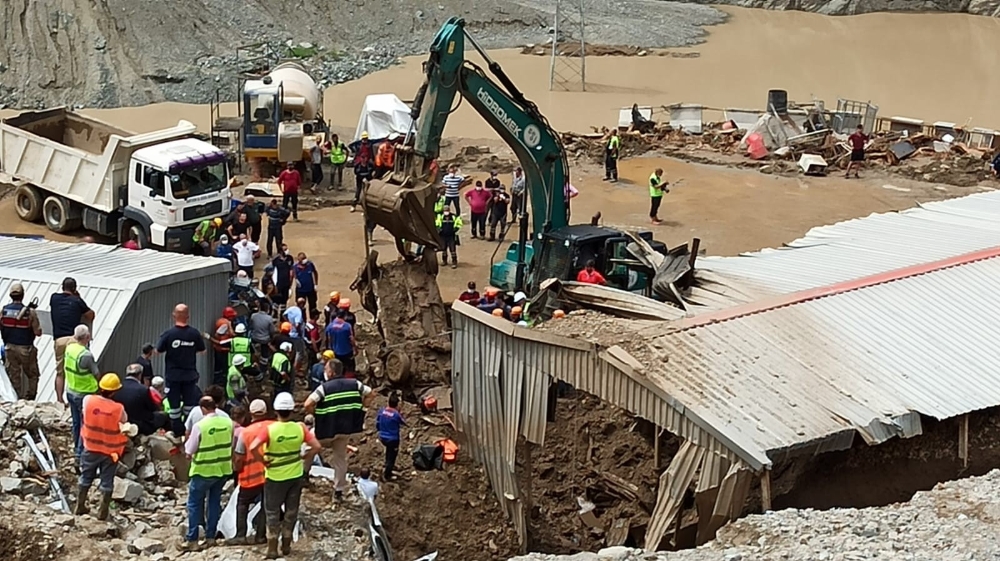 Sel suyunda sürüklenen araçtaki 3 kişinin cansız bedeni çıkarıldı
