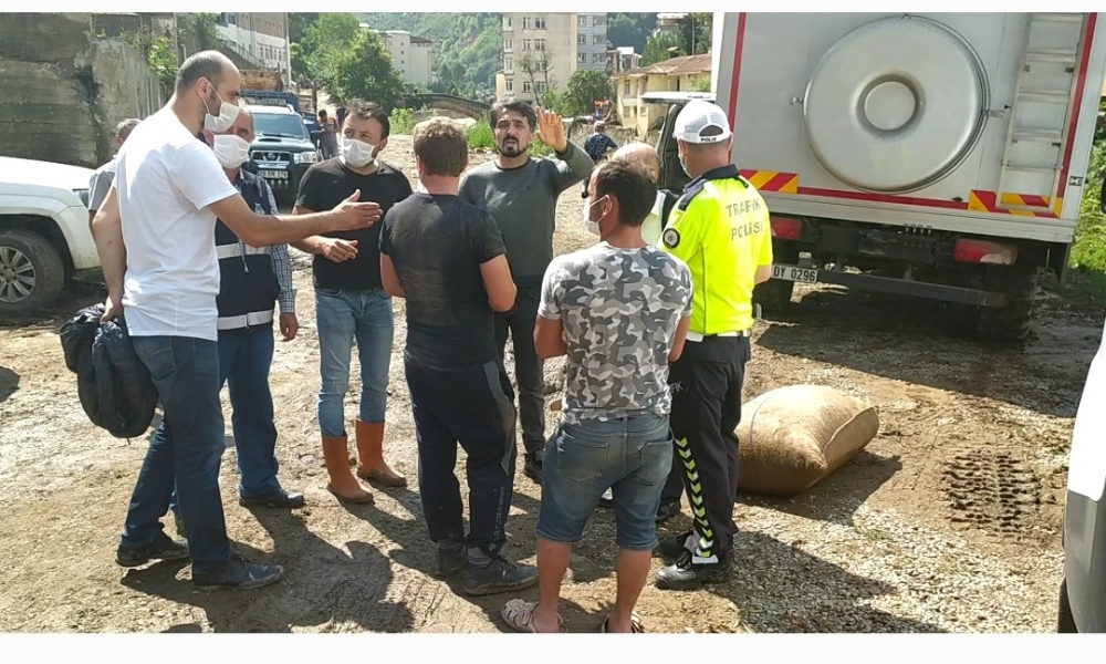 Selde bulduğu fındık çuvalını götürmeye çalışırken yakalandılar