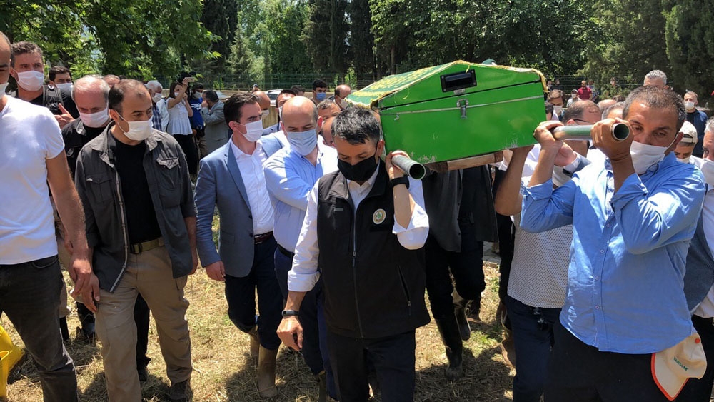 Selden kaçamayan engelli Kader’in tabutunu bakanlar taşıdı