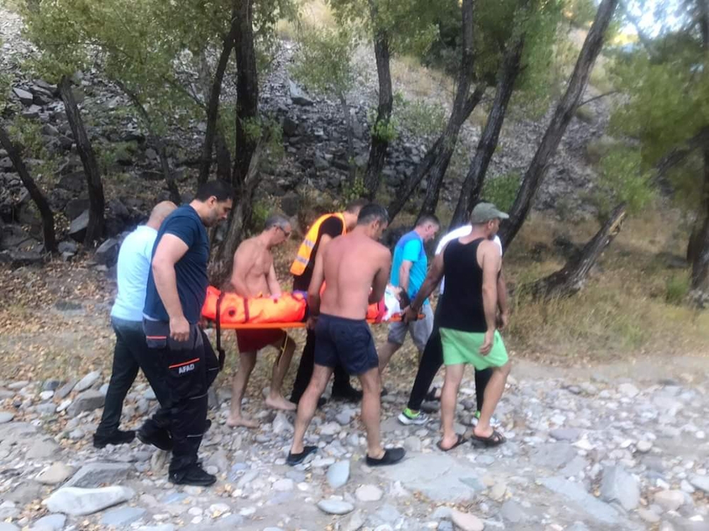 Selfie çekmek isterken kayalıklardan düştü, ekipler seferber oldu