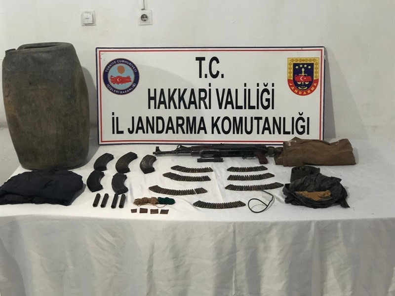 Şemdinli’de toprağa gömülü silah ve mühimmat ele geçirildi