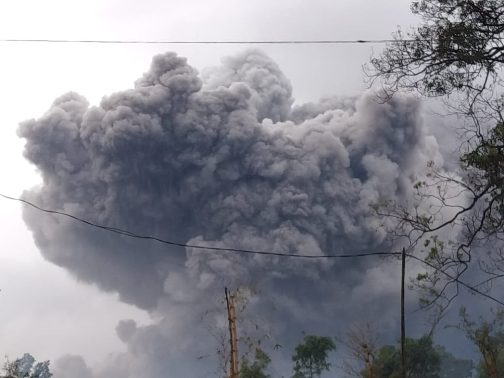 Semeru Yanardağı’ndaki patlama korkuttu