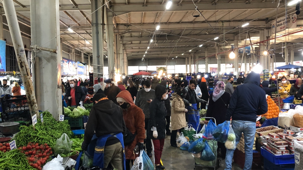 Semt pazarında “korona” yok sayıldı