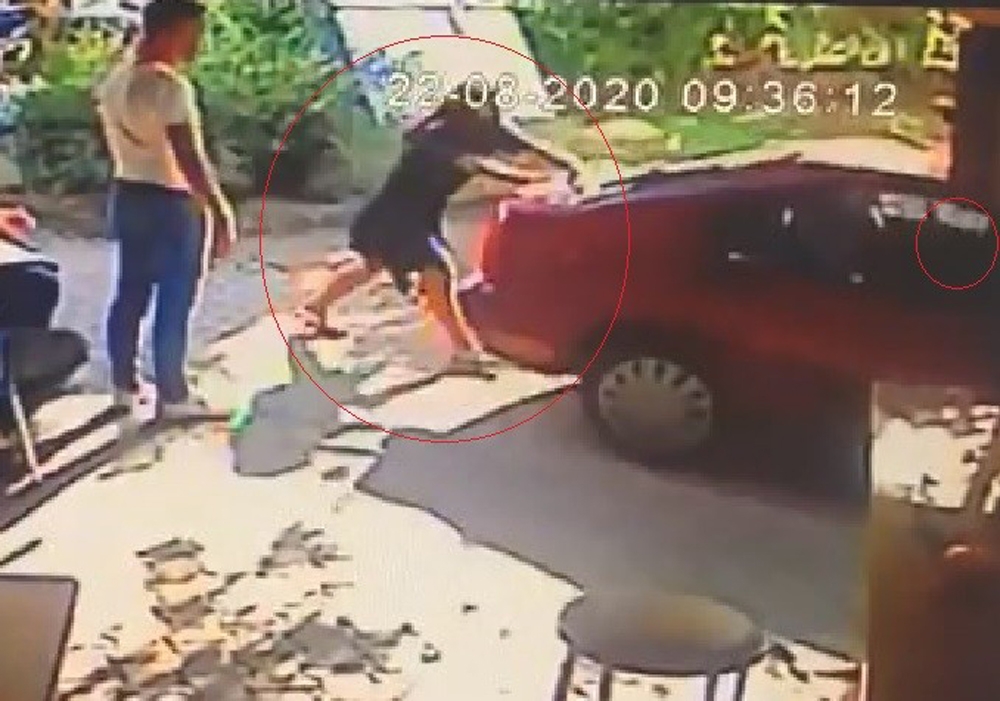 Sevgilisi itti, o düz kontak yaptı, o anlar güvenlik kamerasına anbean yansıdı