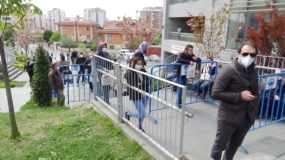 Seyahat izin belgesi için kuyruk oluşturan vatandaşlara polisten banklı barikatlı önlem
